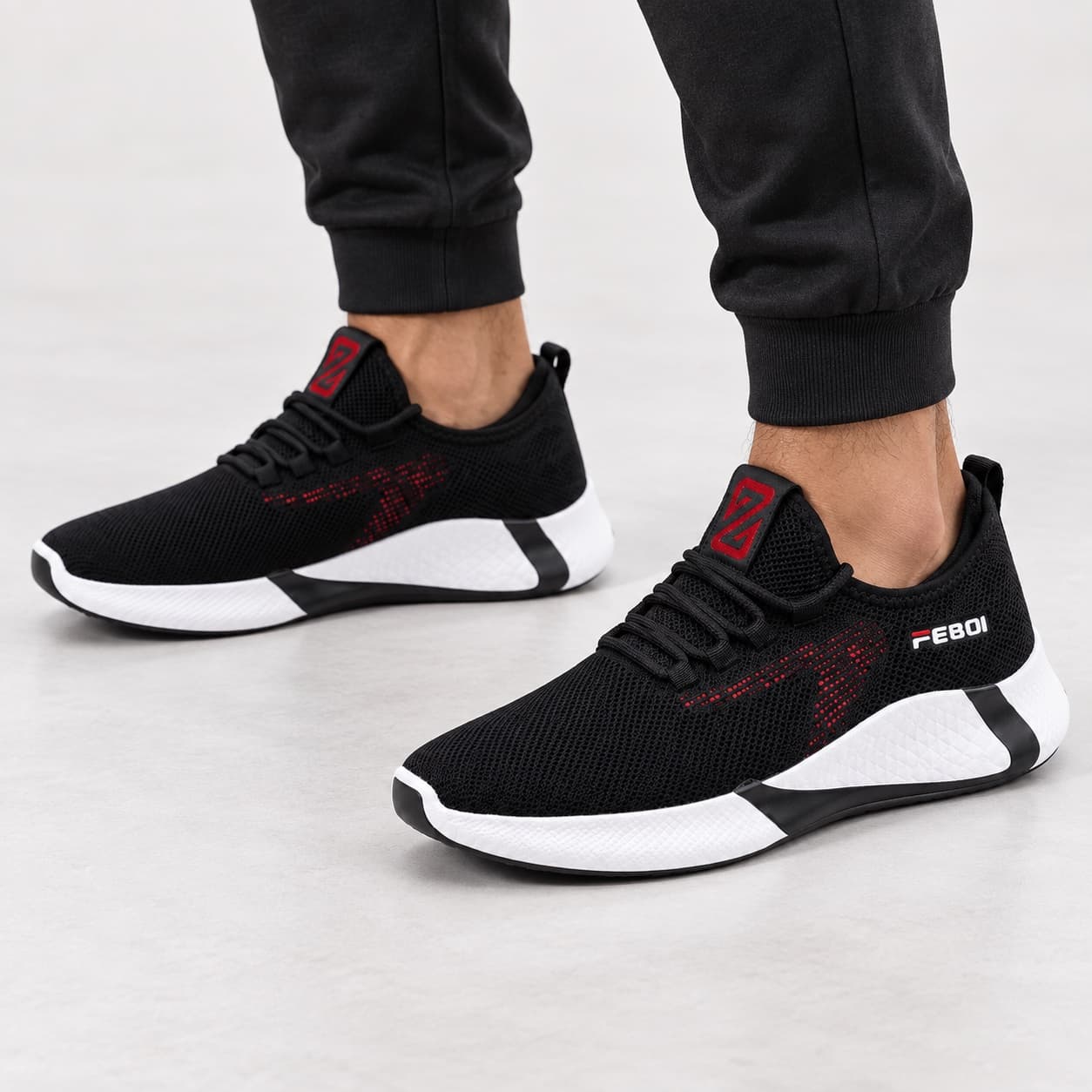 Tênis esportivo preto e vermelho — Preto
